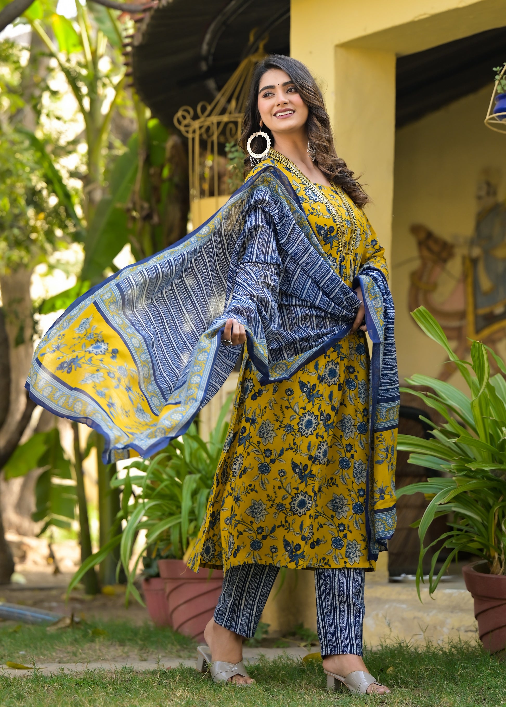 Ehnic Set Women Printed Straight Kurta and Pant set with Dupatta - Ethnic Set