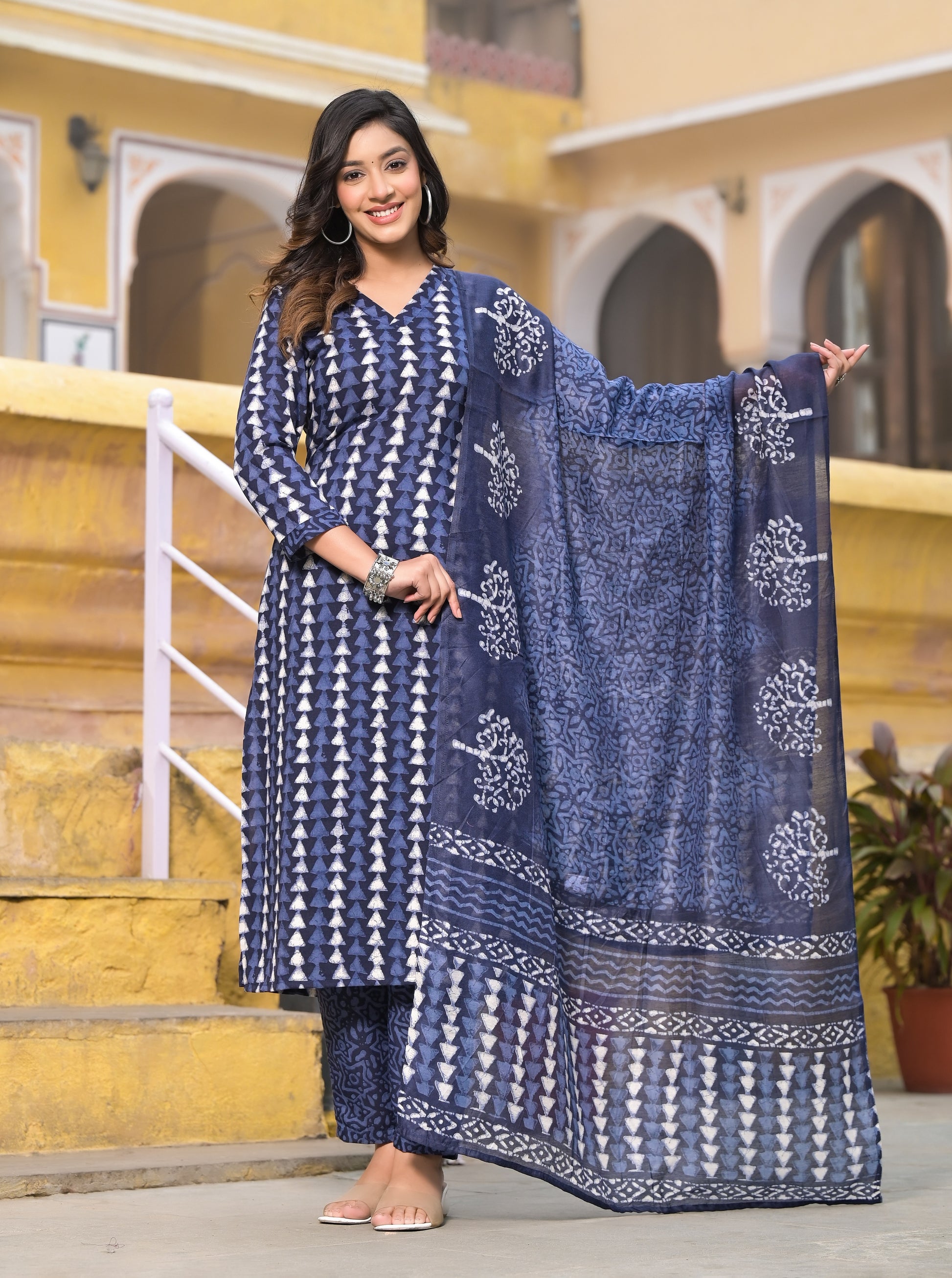 Ehnic Set Women Printed Straight Kurta and Pant set with Dupatta - Ethnic Set