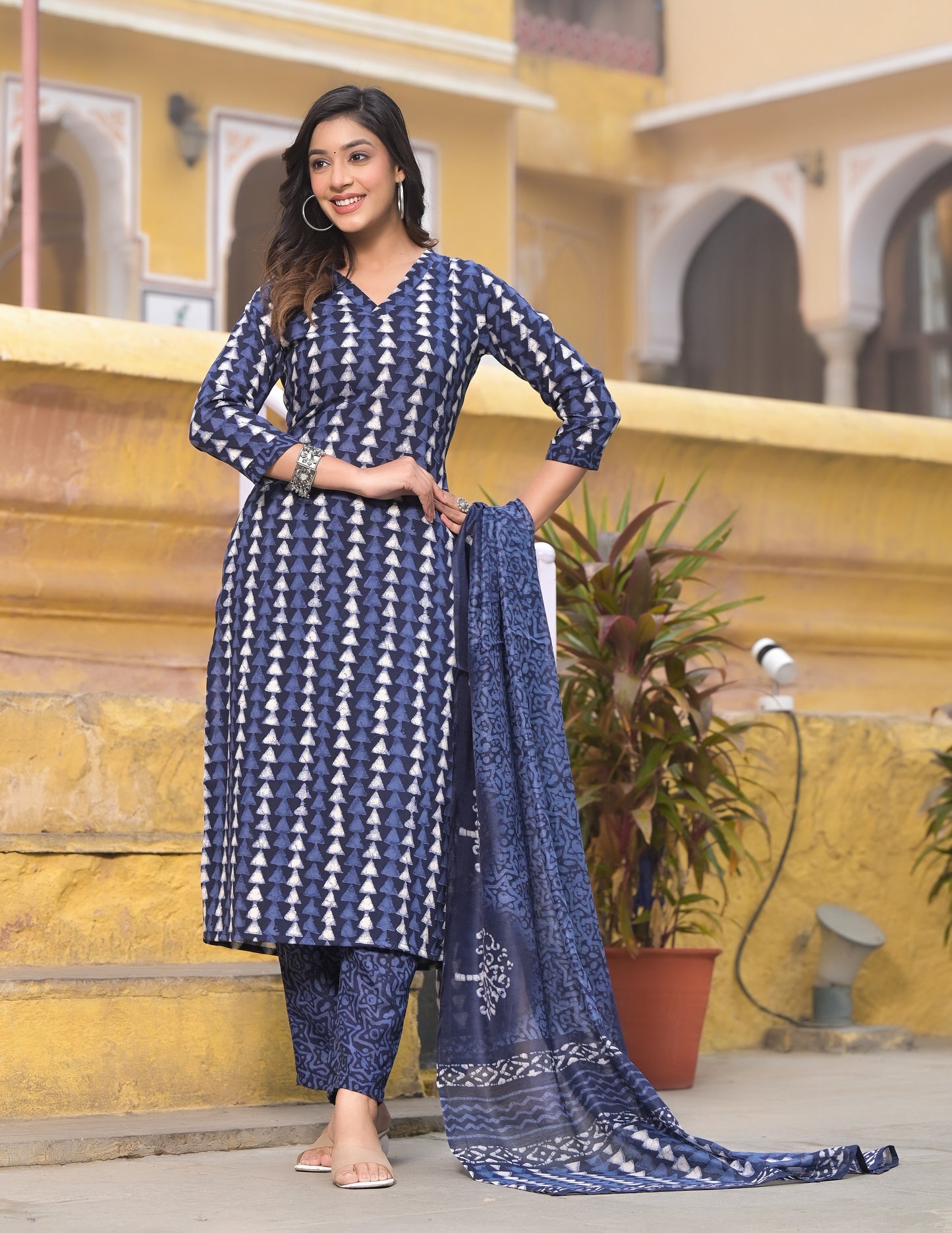 Ehnic Set Women Printed Straight Kurta and Pant set with Dupatta - Ethnic Set