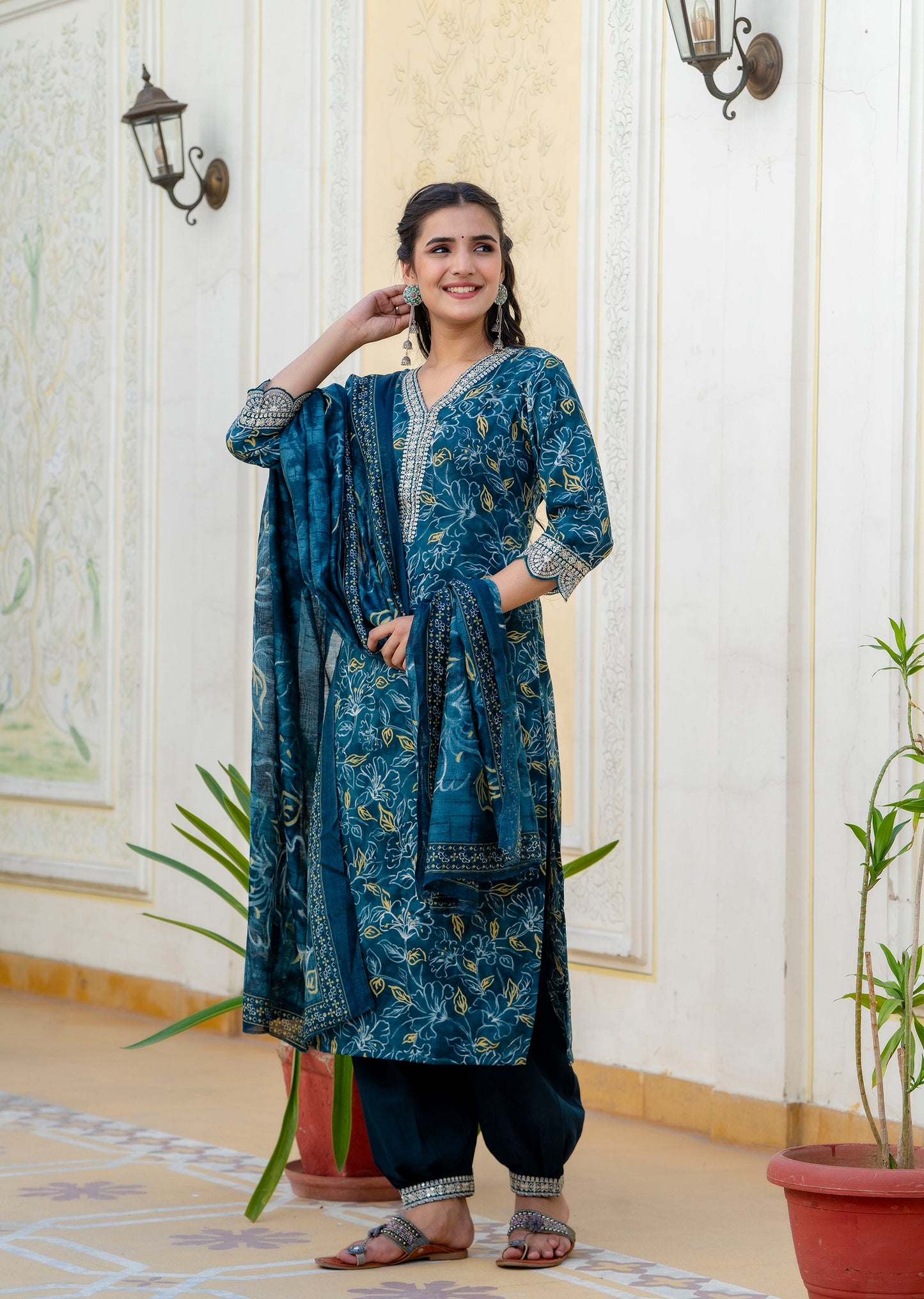 Ethnic Set Women Printed Straight Kurta and Pant set with Dupatta