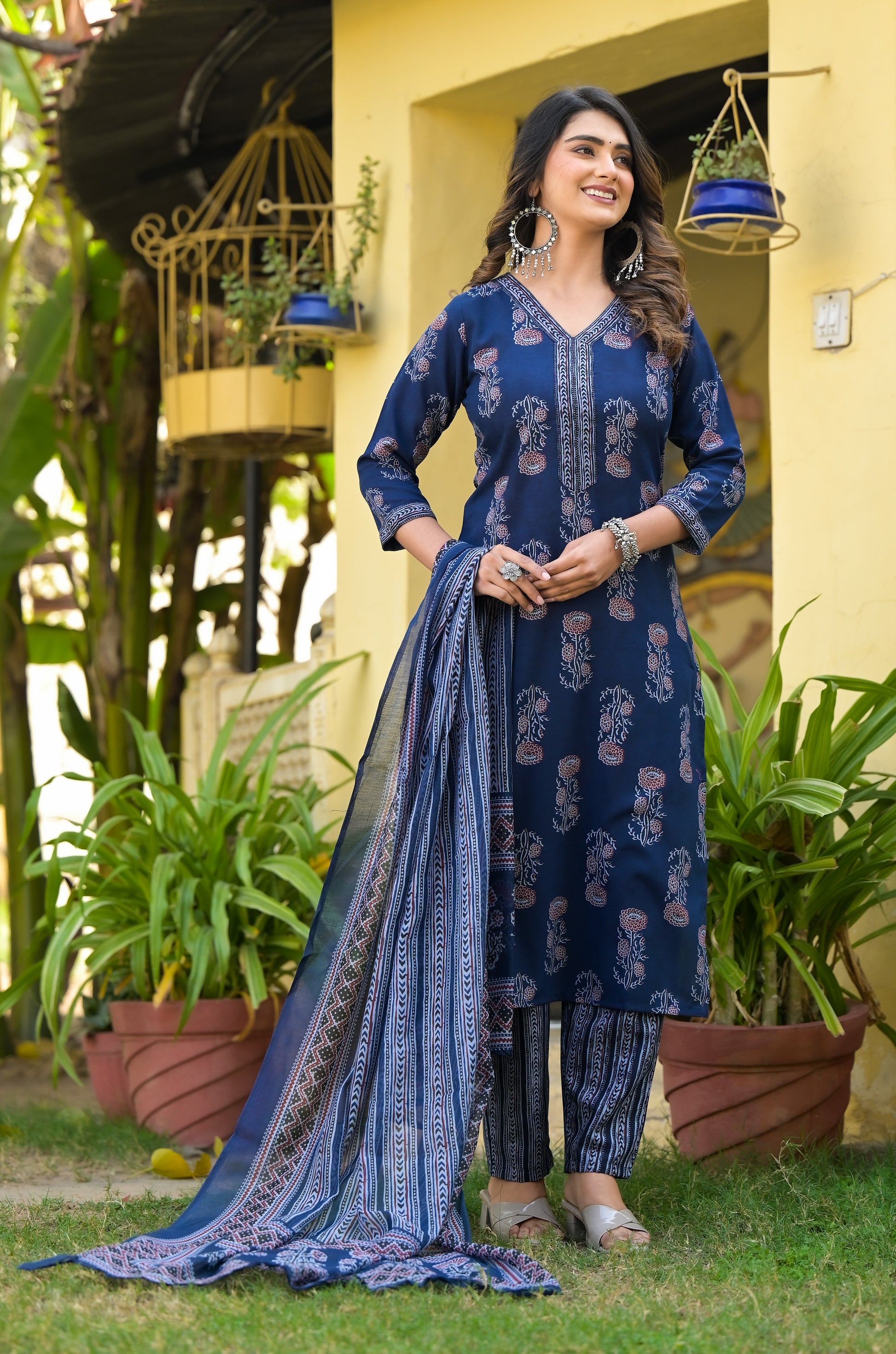 Ehnic Set Women Printed Straight Kurta and Pant set with Dupatta - Ethnic Set