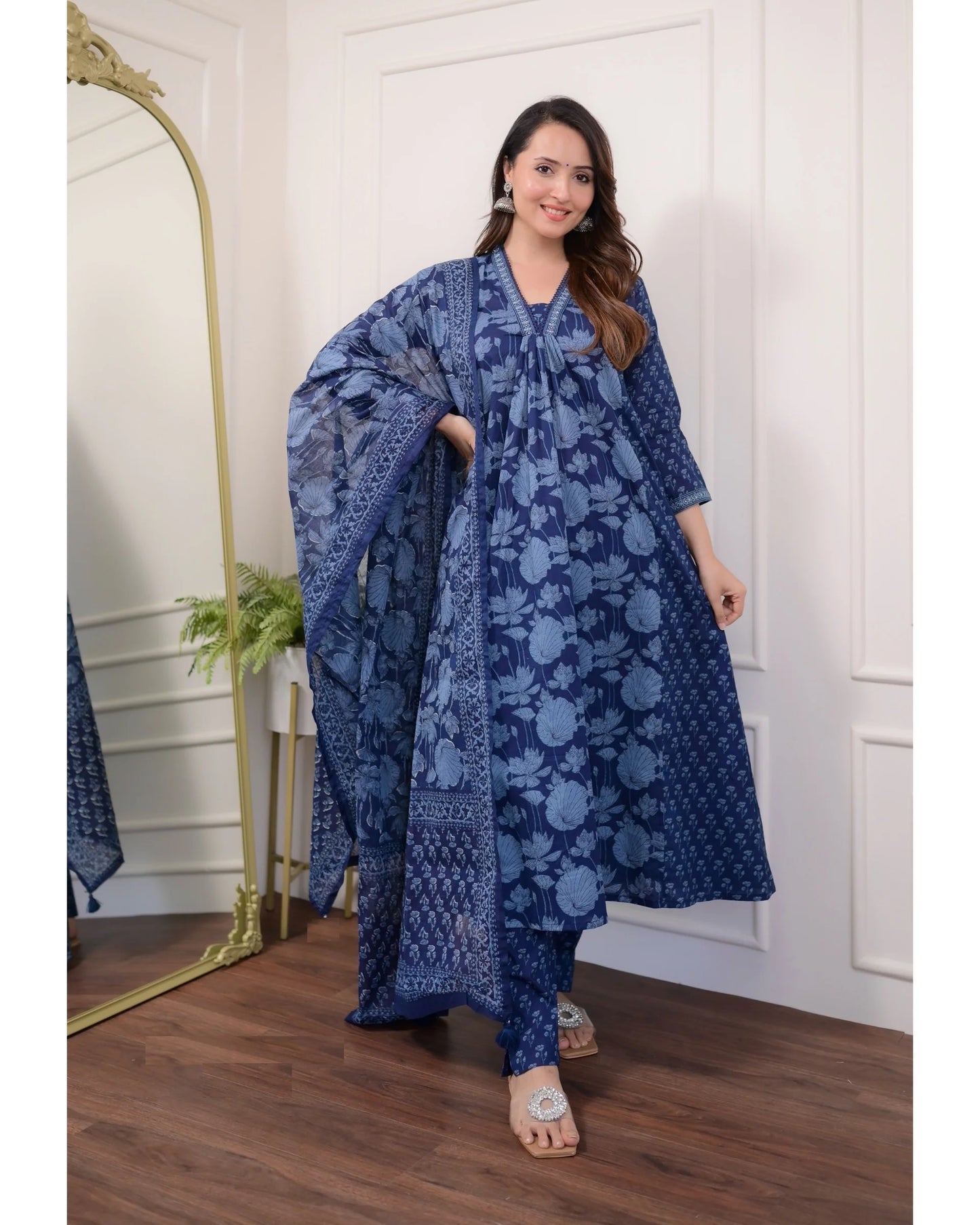 Ehnic Set Women Printed Straight Kurta and Pant set with Dupatta - Ethnic Set